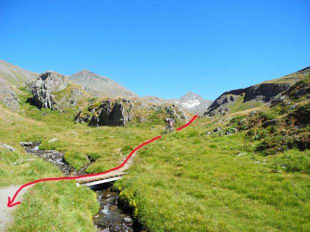 15 Discesa nel vallone del Grauson, sullo sfondo la Tersiva