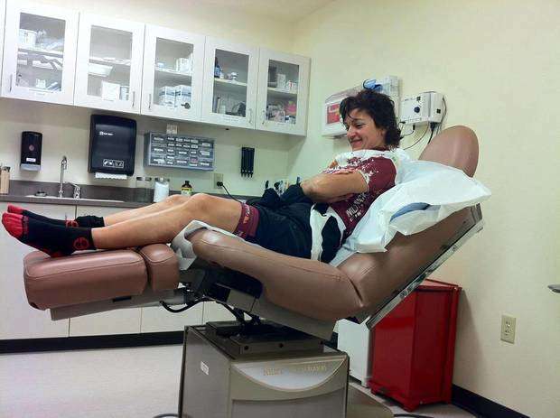 Elena e il suo ginocchio dolorante.