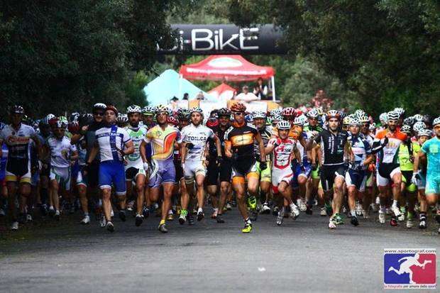 6 Ore tra Pineta e Mare 2013 la partenza dei bikers (foto organizzazione)