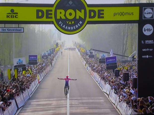 Alberto Bettiol vincitore del Giro delle Fiandre (5)