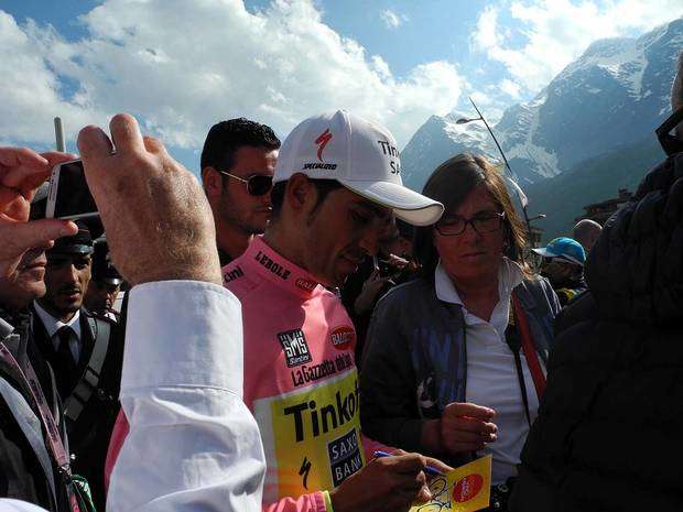 Alberto Contador dopo corsa con i tifosi al Giro d'Italia 2015