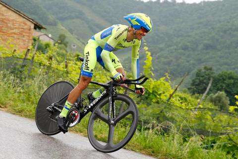 Alberto Contador impegnato nella cronometro (foto Bettini Cyclingnews)