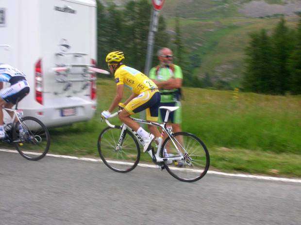 Alberto Contador in maglia gialla al Tour de France 2009 in Valle d'Aosta