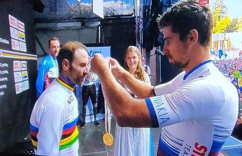Alejandro Valverde premiato da Peter Sagan al Mondiale di Innsbruck (foto fb Mei)