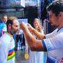 Alejandro Valverde premiato da Peter Sagan al Mondiale di Innsbruck (foto fb Mei)