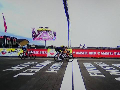 Amstel Gold Race vittoria di Van Aert al fotofinish su Pidcock (2)
