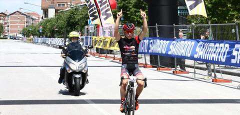Andrea Gallo vincitore del Giro delle Valli Monregalesi (foto acmediapress)