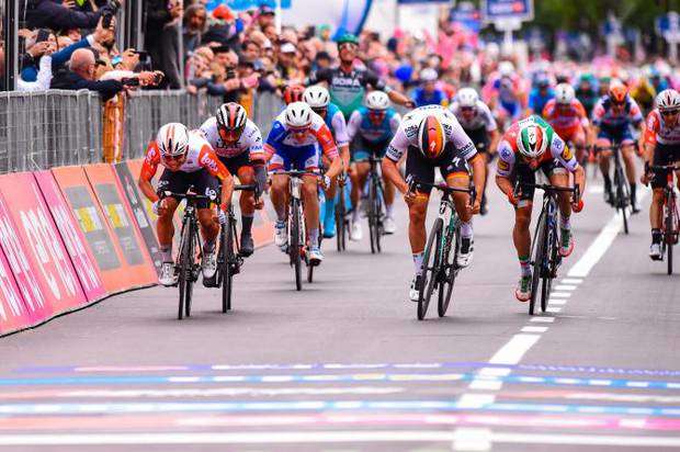 Arrivo tappa 2 Giro d'Italia (foto cyclingnews)