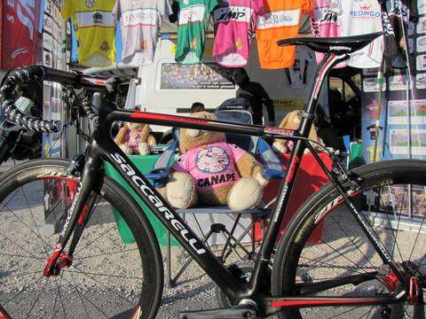 Bicicletta Saccarelli e mascotte Canape