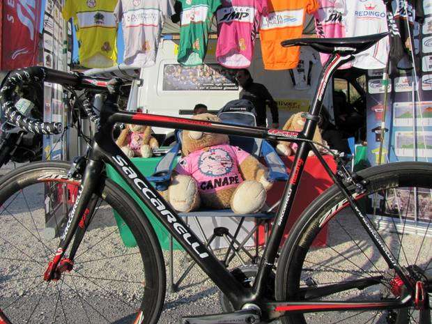 Bicicletta Saccarelli e mascotte Canape