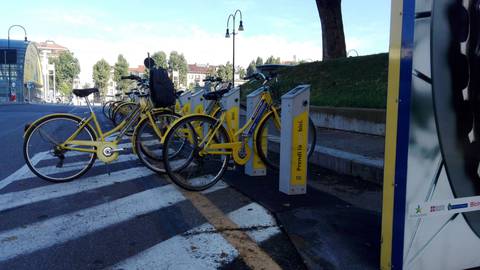 Un servizio di bike sharing davanti ad una stazione ferroviaria. La mobilità dolce rischia di venire schiacciata da un nuovo aumento delle automobili.
