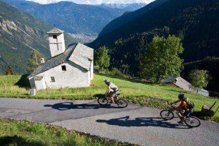 Bikers_Cavaione_Chiesetta_Tirano.jpg (foto Ente Turistico Valposchiavo)