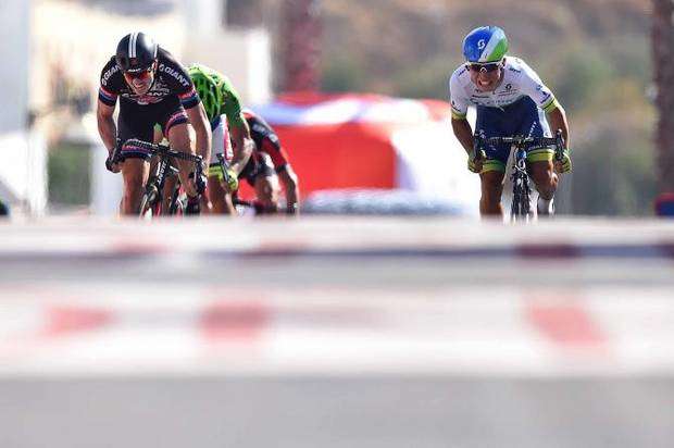 Caleb Ewan inizia lo sprint vincente (foto cyclingnews)