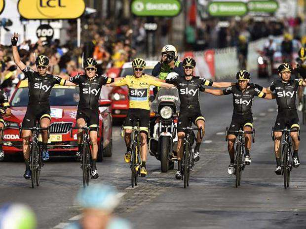 Chris Froome festeggia la maglia gialla al Tour de France con la squadra Sky (foto cyclingnews)