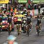 Chris Froome festeggia la maglia gialla al Tour de France con la squadra Sky (foto cyclingnews)