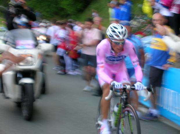 Danilo Di Luca in maglia rosa a Oropa nel 2009, una carriera sfocata dal doping