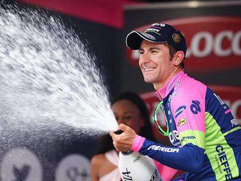 Diego Ulissi festeggia la vittoria nella tappa di Fiuggi (foto Cyclingnews)