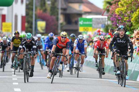 Elia Viviani su Sonny Colbrelli alla terza tappa del Tour de Romandie (foto cyclingnews)