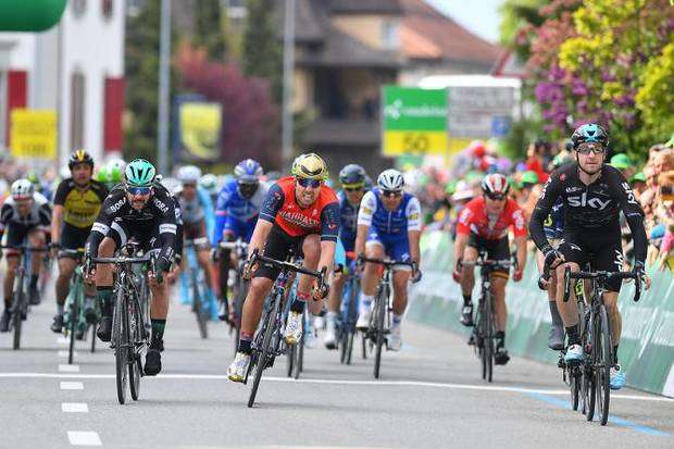 Elia Viviani su Sonny Colbrelli alla terza tappa del Tour de Romandie (foto cyclingnews)