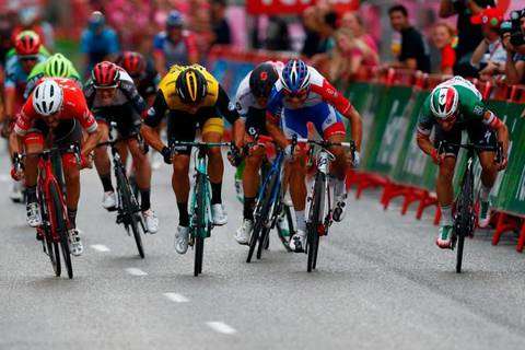 Elia Viviani vince la tappa di Madrid della Vuelta (foto cyclingnews)