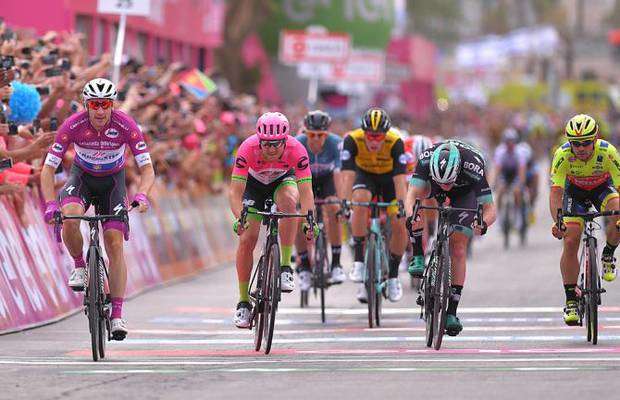 Elia Viviani vincitore della terza tappa del Giro d'Italia (foto cyclingnews)