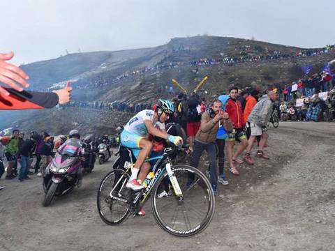 Fabio Aru al Colle delle Finestre (foto cyclingnews)