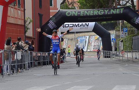 Federico Pozzetto vince la Granfondo Loano (foto Loabikers)