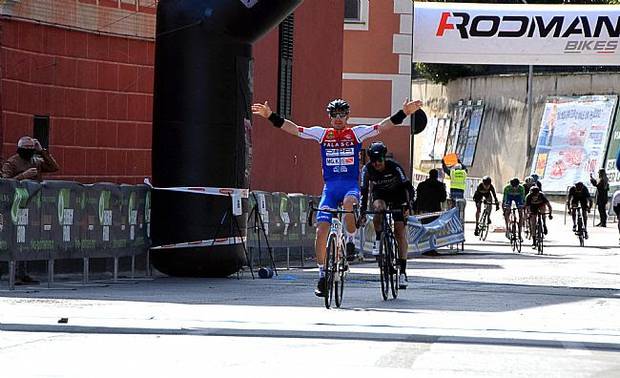 Federico Pozzetto vince la Granfondo Loano (foto Lonano)