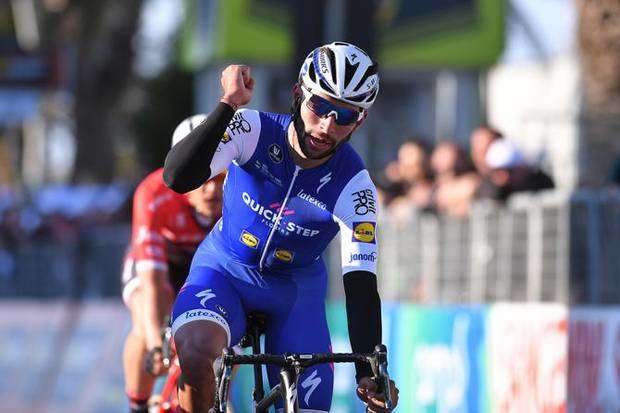 Fernando Gaviria vincitore della tappa di Civitanova Marche (foto cyclingnews) 
