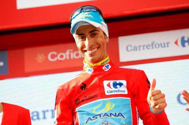 Fiabio Aru in maglia roja della Vuelta Spagna (foto bettini/cyclingnews)