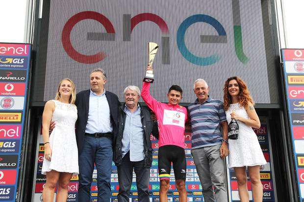 Francesco Moser premia il colombiano Ardila (foto organizzazione)