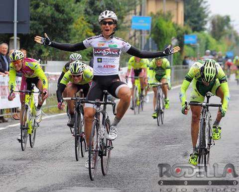 Francesco Rosa vince a Valperga il giro del Canavese (foto rodella)