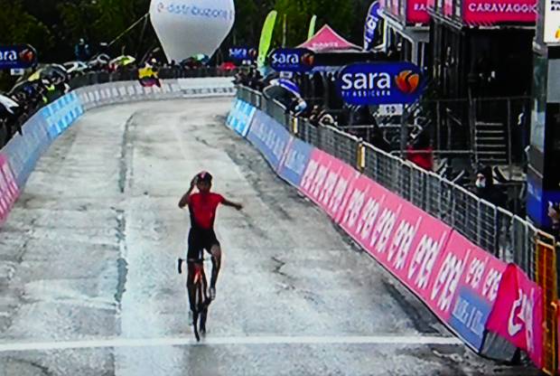 Gino Mader vincitore tappa 6 al Giro d'Italia