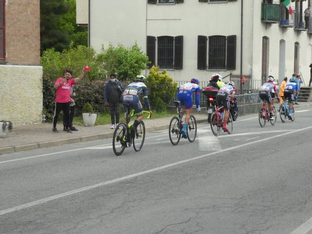 Giro d'Italia impresa di Taco Van der Hoorn in fuga da Biella a Canale d'Alba (4)