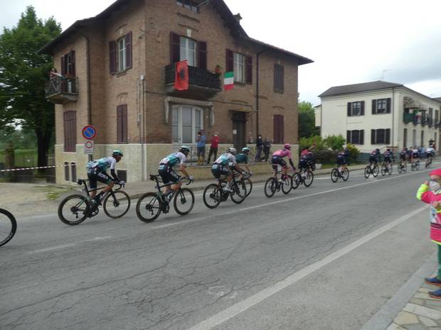 Giro d'Italia impresa di Taco Van der Hoorn in fuga da Biella a Canale d'Alba (8)