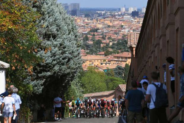 Giro dell'Emilia salita di San Luca (foto cyclingnews)