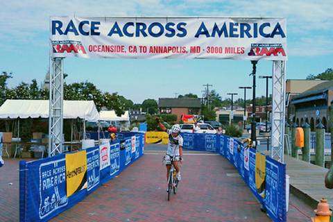 L'arrivo di Nico Valsesia alla race Across America (foto Guido Borio)