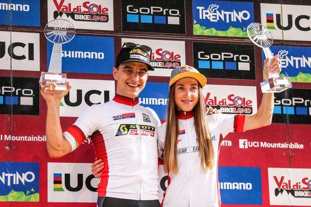 I vincitori della UCI MTB World Cup XCO Nino Schurter e Yana Belomoina (foto organizzazione)