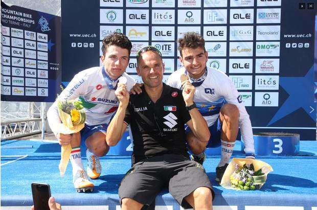 Il CT Celestino festeggia con Bertolini e Colledani le medaglie Under23 (foto federciclismo)