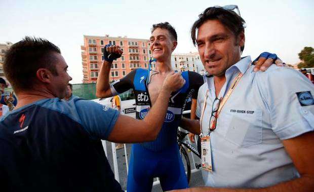 Il Ds Davide Bramati festeggia il successo della Etixx Quick Step (foto Bettini cyclingnews)