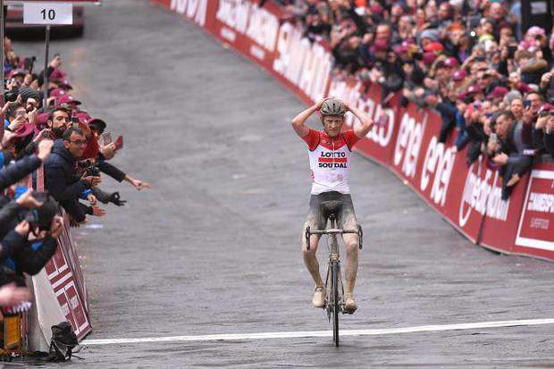 Il belga Tiesj Benoot vincitore delle Strade Bianche (foto cyclingnews)
