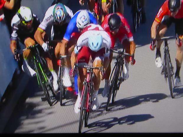Il contatto tra Sagan e Cavendish in volata al Tour de France