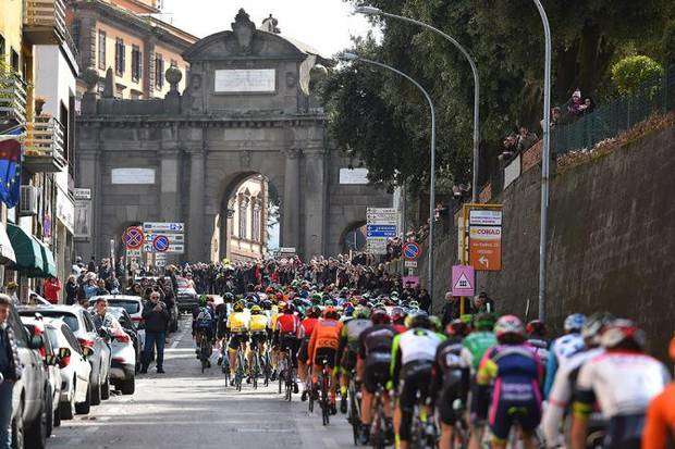 Il gruppo nella quarta tappa della Tirreno Adriatico (foto Cyclingnews)