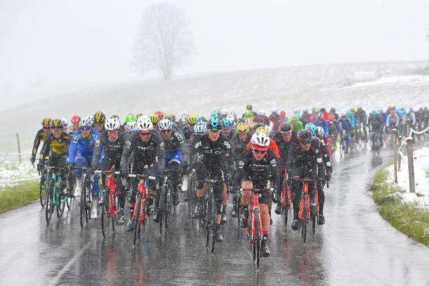Il gruppo sotto la neve al Tour de Romandie (foto cyclingnews)