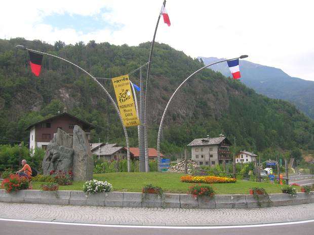 Il monumento a Maurice Garin primo vincitore del Tour de France