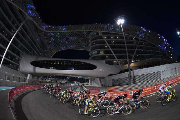 Il passaggio notturno sul circuito di Formula 1 (foto cyclingnews).jpg