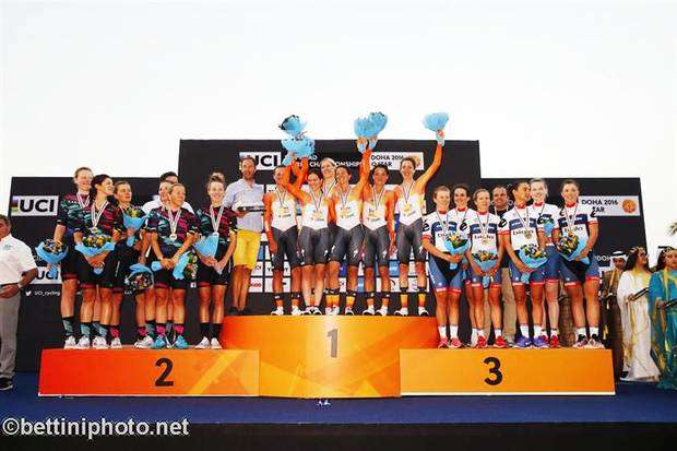 Il podio femminile della cronosquadre ai Mondiali di Doha (foto Bettini federciclismo)
