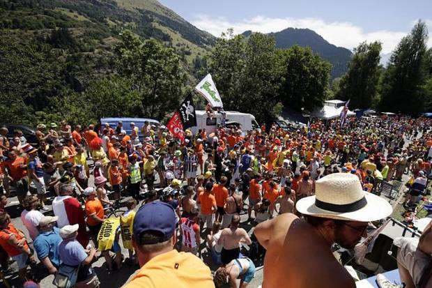 Il pubblico sui tornanti dell'Alpe d'Huez (foto cyclingnews)
