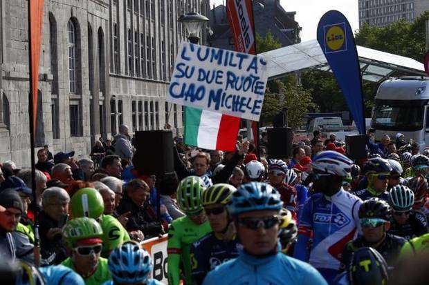 Il ricordo dei tifosi per Michele Scarponi (foto bettini cyclingnews)