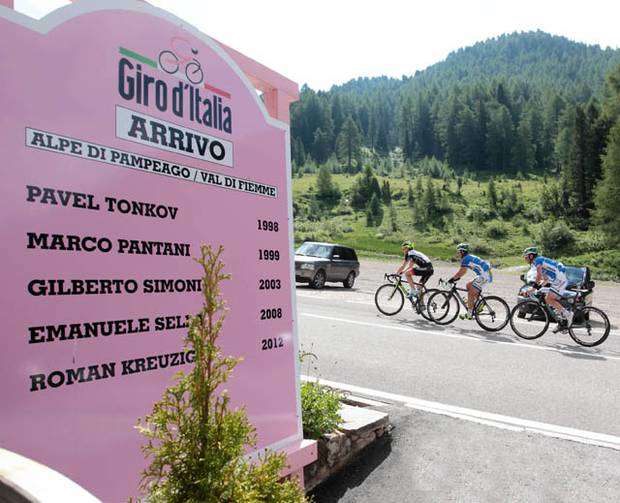 Il tabellone che ricorda gli arrivi del Giro d'Italia all'Alpe di Pampeago (foto Newspower)